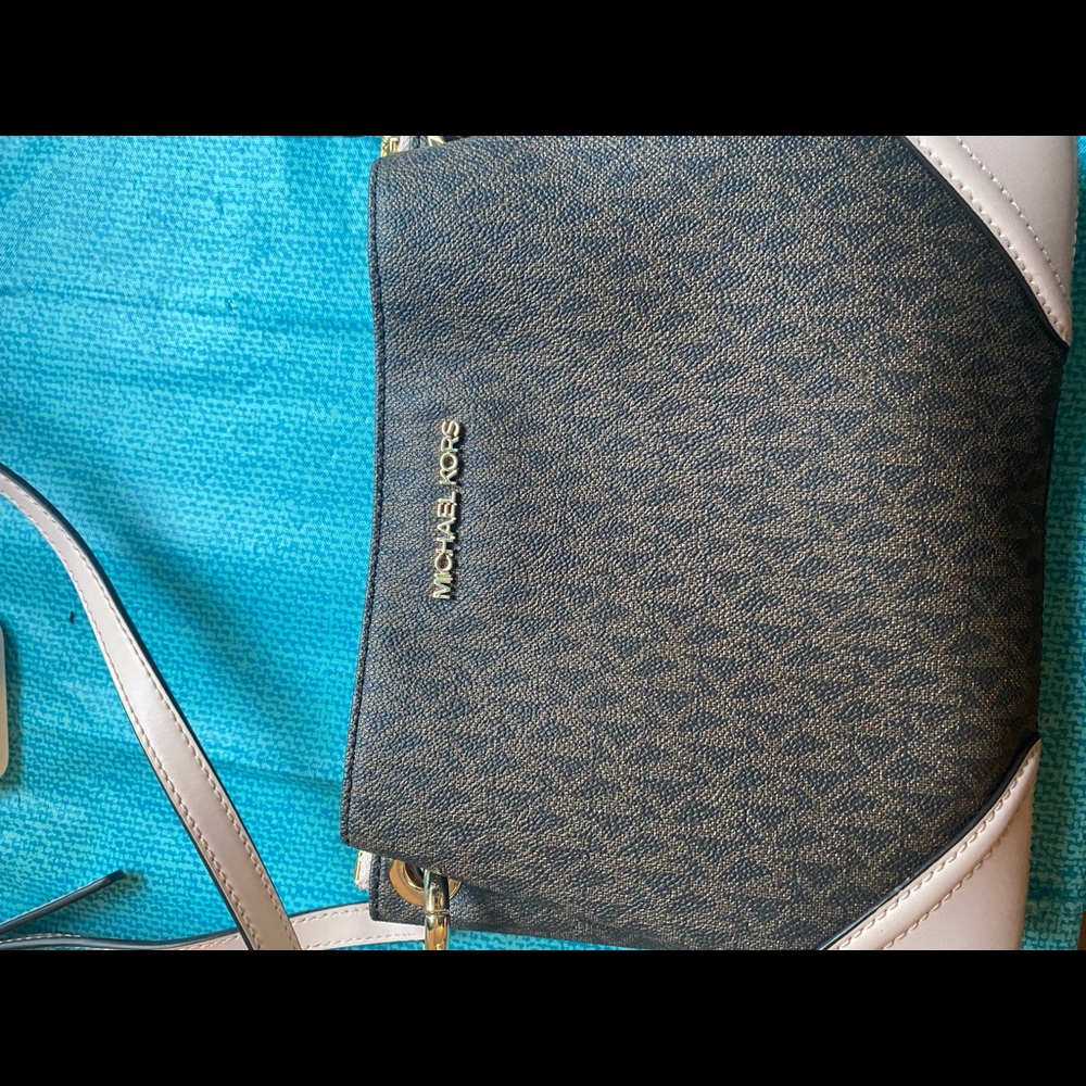 Ladies Michael kors handbag